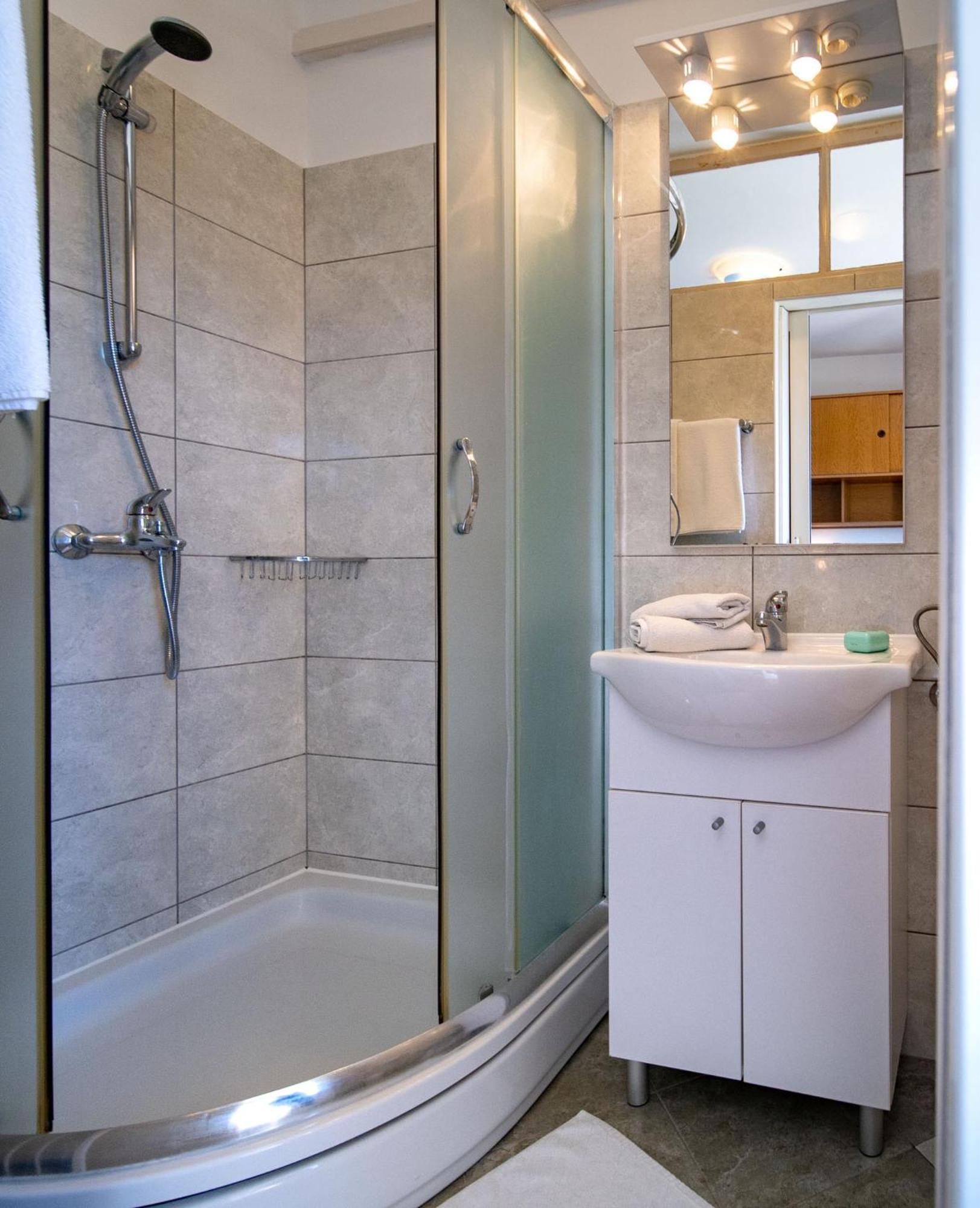 Apartments & Rooms Fam Ribaric Banjol Екстер'єр фото