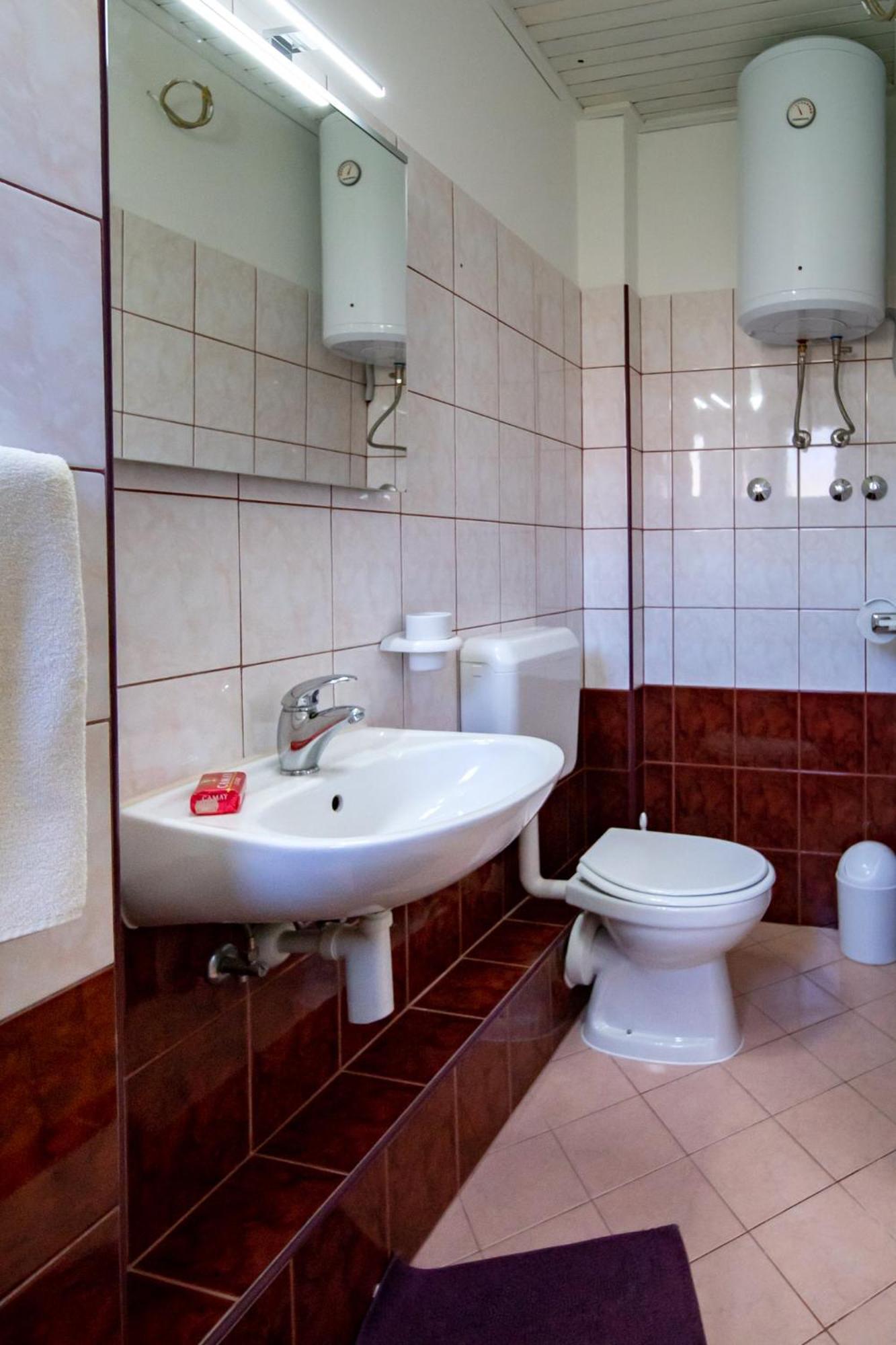 Apartments & Rooms Fam Ribaric Banjol Екстер'єр фото