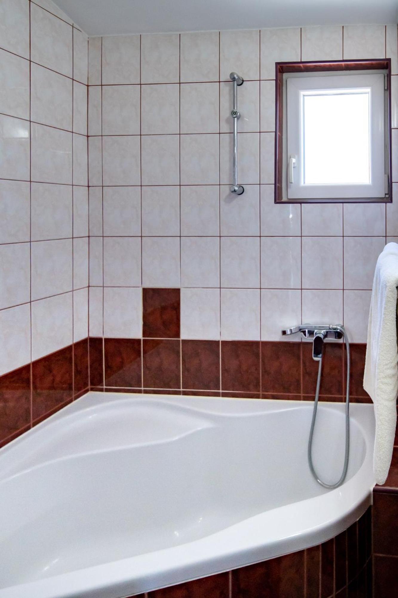 Apartments & Rooms Fam Ribaric Banjol Екстер'єр фото
