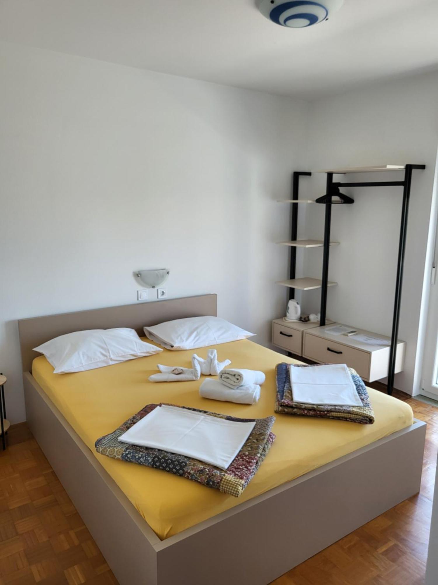 Apartments & Rooms Fam Ribaric Banjol Екстер'єр фото
