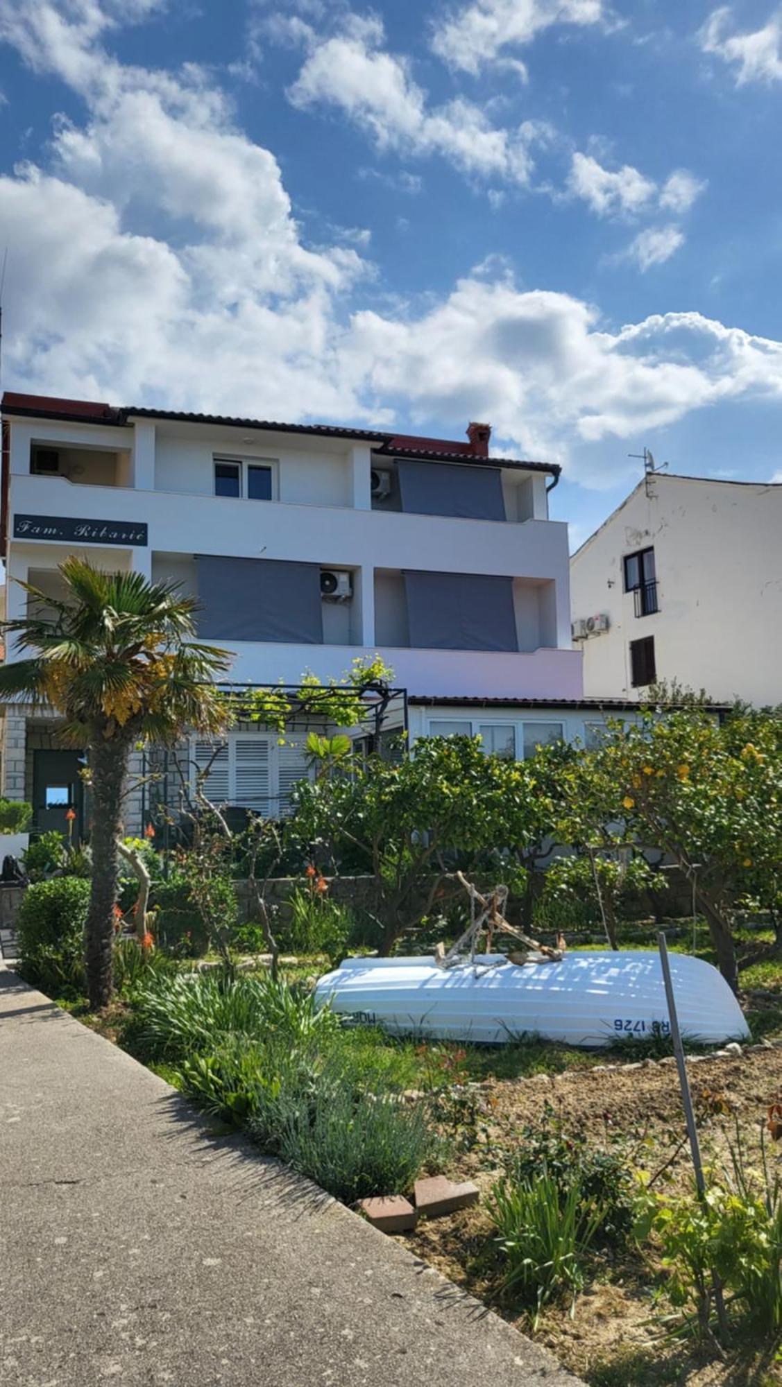Apartments & Rooms Fam Ribaric Banjol Екстер'єр фото
