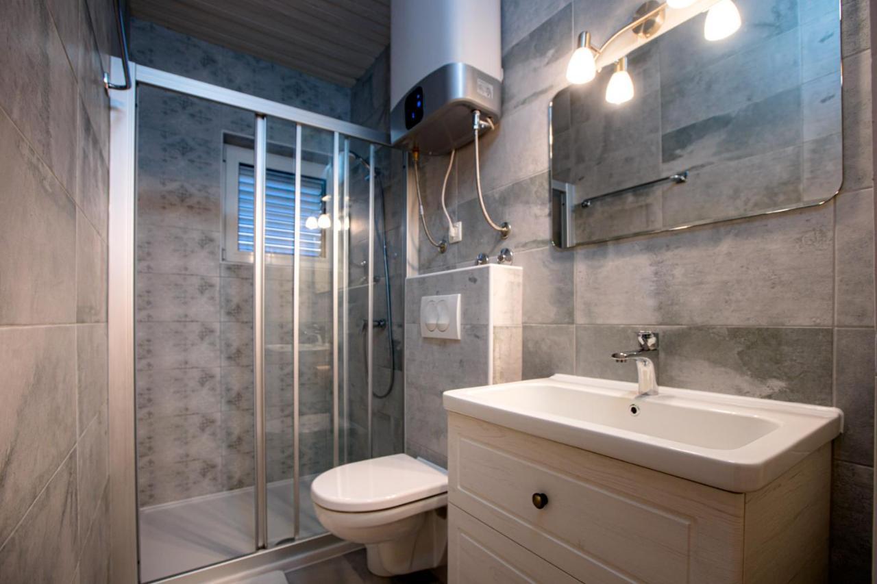 Apartments & Rooms Fam Ribaric Banjol Екстер'єр фото