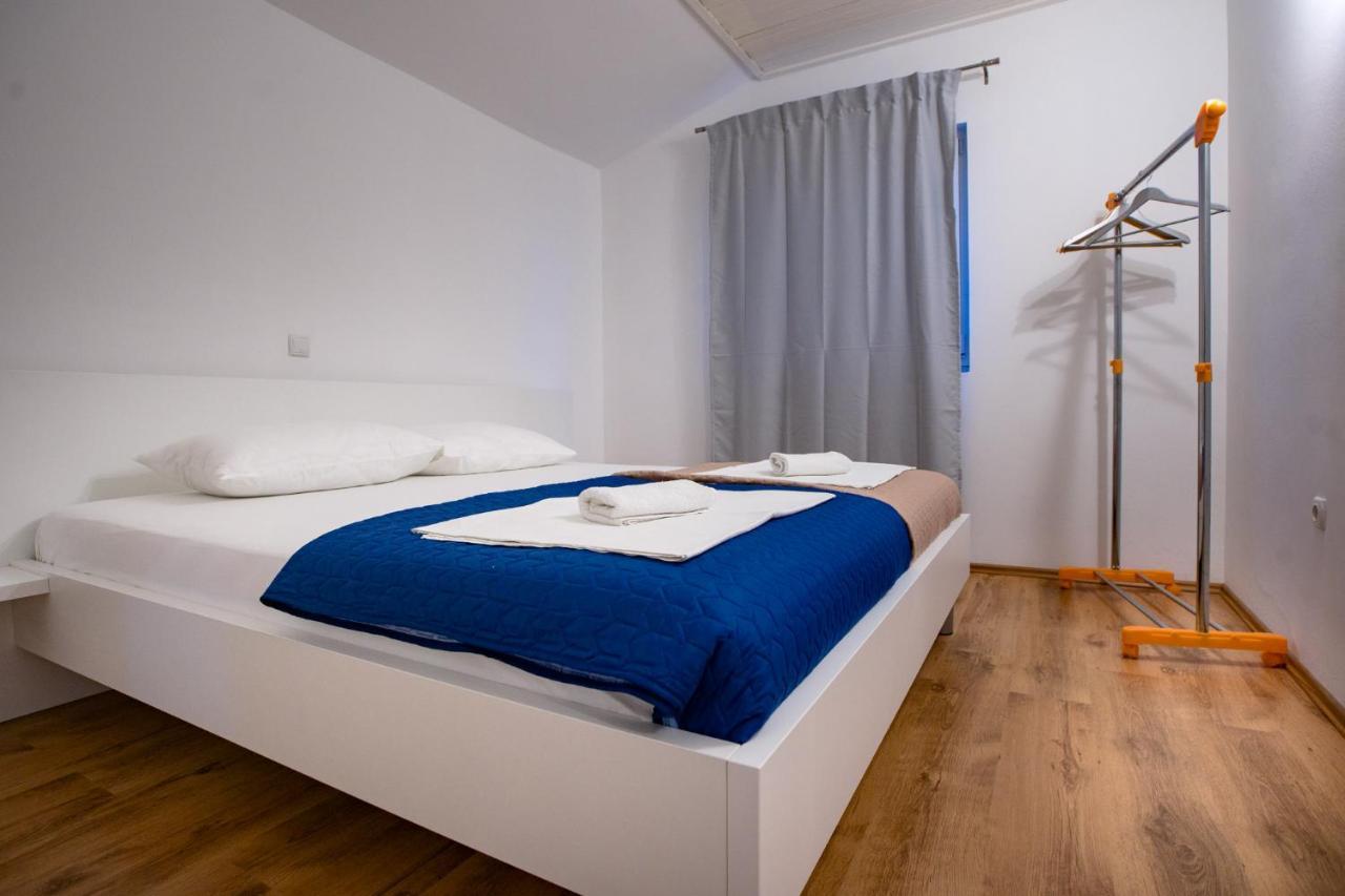 Apartments & Rooms Fam Ribaric Banjol Екстер'єр фото